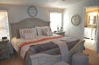 GRAND PANORAMIC RETREAT, 6 BR, 3 BA, 300' Lakefront, Hot Tub, Dock & Launch! NEW
