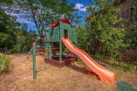 Kids friendly house with large private, fenced garden, pool, 1km beach - 3성급