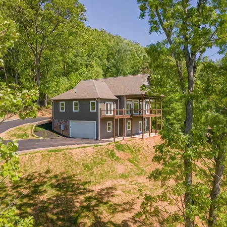 Butterfly Mountain Cabin for 8 w/amazing view+wifi, 3 bdrm, 3.5 bath, & firepit