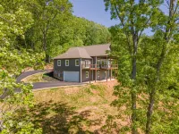 Butterfly Mountain Cabin for 8 w/amazing view+wifi, 3 bdrm, 3.5 bath, & firepit
