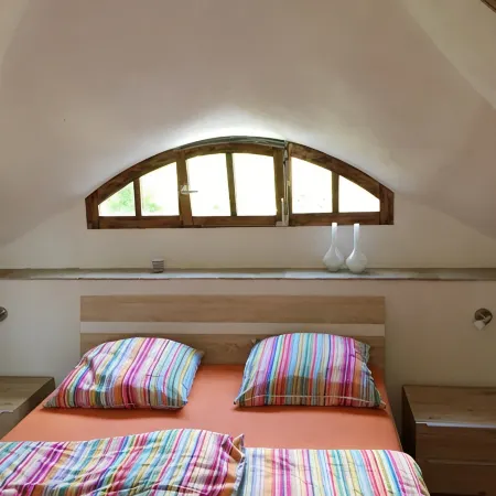 Vacation apartment "Kaminzimmer" in the 2-stall country house in the Rhodo garden. ヴェスターシュテーデのホテル