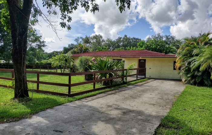 Sunshine Acre. King Master Suite & BIG Yard