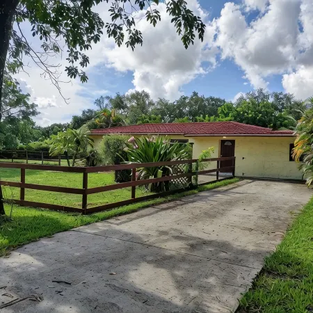 Sunshine Acre. King Master Suite & BIG Yard