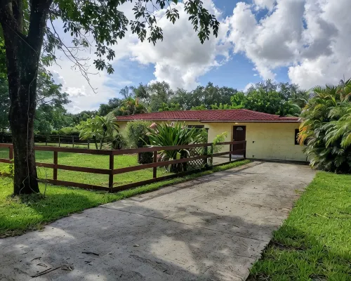 Sunshine Acre. King Master Suite & BIG Yard Hotels in Davie