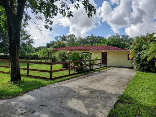 Sunshine Acre. King Master Suite & BIG Yard