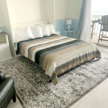 Oceanfront Studio Condo w/private balcony,  full kitchen, honeymoon delight