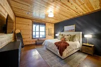 PICKLE & PUTT - Pickleball + Mini Golf + Games + Hot Tub + more - SLEEPS 22 - balcony
