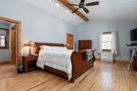 Spacious 5-bedroom chalet with AC and WiFi in charming Chester