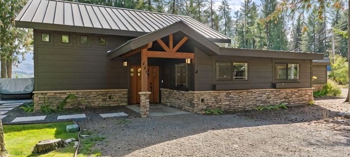 Beautiful Waterfront Cabin with a Hot Tub & Sauna Hotels in Bonner County
