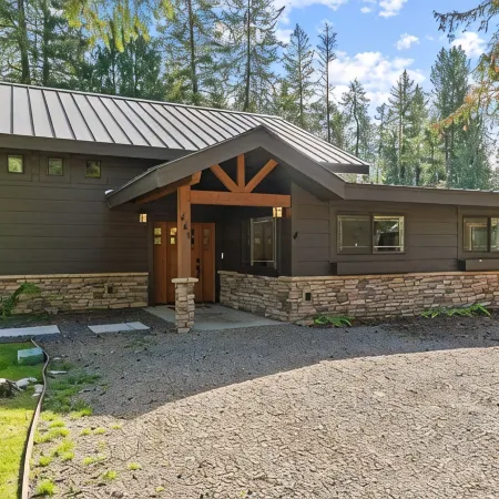 Beautiful Waterfront Cabin with a Hot Tub & Sauna
