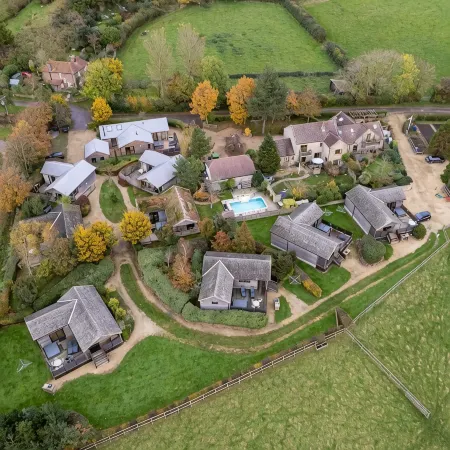 Buttercup lodge - sleeps 4/5 with hot tub & countryside views