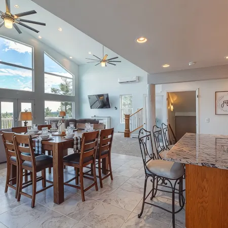 Luxury 6-bedroom home with View, Arcade Table, Fire table, Jet tubs, Deck, Wi-Fi