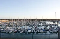 Stunning modern space with harbour views & free parking