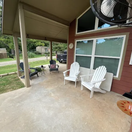 Weclome to Knot Shore on Lake Texoma with boat parking