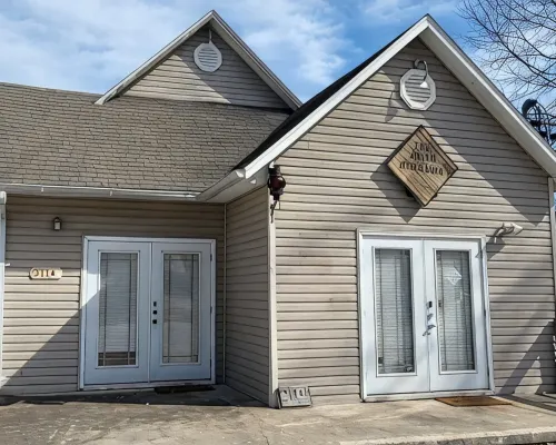 Train Themed Accommodations Near Neosho Square! Side A Hotels in Neosho