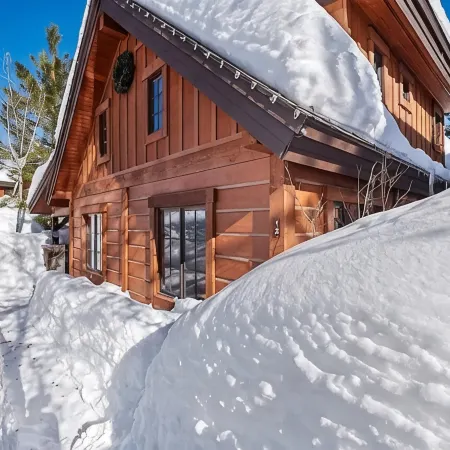 Peaceful Cabin with a hot tub and outdoor fireplace. Ski in ski out property.