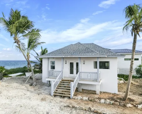 Cozy two-bedroom two bathroom on white sandy beach ファーマーズ・ヒルのホテル