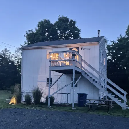 Private 1 bedroom, 2nd floor unit: deck, fire pit, space for boat & trailer