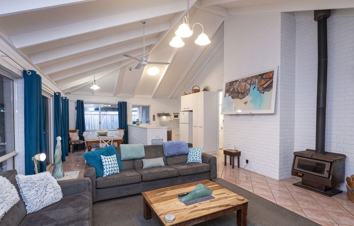 Beach Retreat - Family & Pet Friendly + only 400m from beach