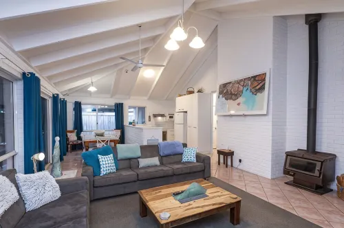 Beach Retreat - Family & Pet Friendly + only 400m from beach - 4 ดาว
