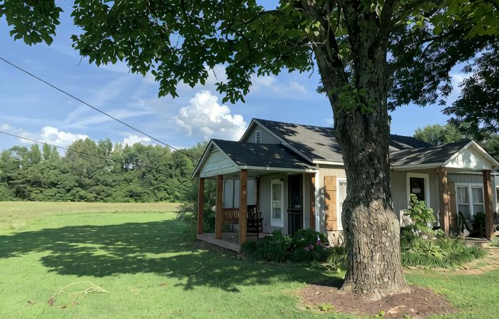 Country cottage on 3 acres right outside of town close to UTM