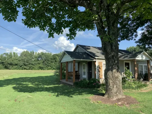 Country cottage on 3 acres right outside of town close to UTM