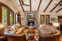 Beautiful Sun Valley Lodge II Penthouse, Sleeps 8 with Amazing Views of Baldy - Wifi