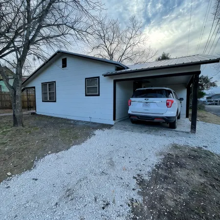 Pet friendly 2/1 home - 1 block to downtown Shiner