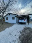 Pet friendly 2/1 home - 1 block to downtown Shiner - Wifi