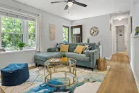 Beautifully Renovated Cottage / Pet-Friendly / Walk to Downtown Black Mountain - 2-Star