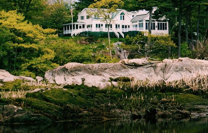 Maine waterfront home, with hot tub and dock access, 1 mile from downtown Bath