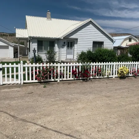 Experience Helper Charm - Spacious 4-Bedroom Retreat