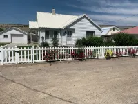 Experience Helper Charm - Spacious 4-Bedroom Retreat - 3-Star