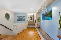 Wenatchee Mansion. 6500 sqft, pool, hot tub, 7 BR, theater, billiards and more!