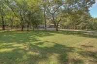 The Rustic Minnow: Walk to Lake, Enjoy Outdoor Amenities and Stunning Landscape - 3-Star