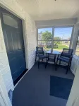 Beautiful sun filled 2 BR 3 blocks from beach- 2 beach passes- kids are free