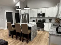 Modern 3 BR home, interior lot near Lake Keowee, Clemson, Walhalla, Seneca.