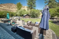 Newly built cabin with private 2 acres, pool & hot tub - Alppimaja