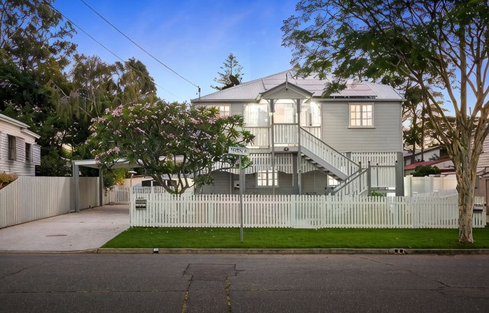 Bay Breeze Manor: Grand 5BR Queenslander Haven