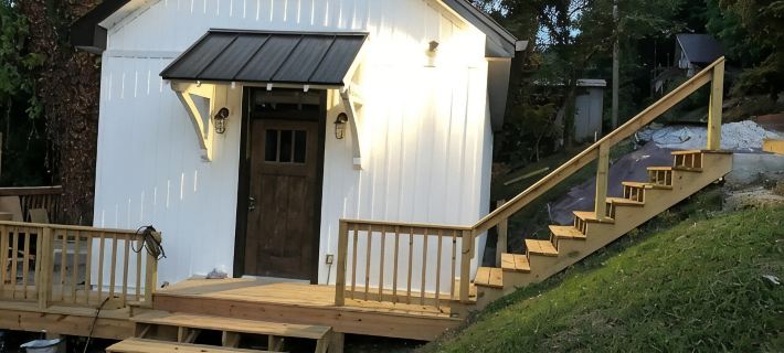 Eagle's Nest Cottage on Center Hill Lake with private path to the water's edge. Hotels in DeKalb County