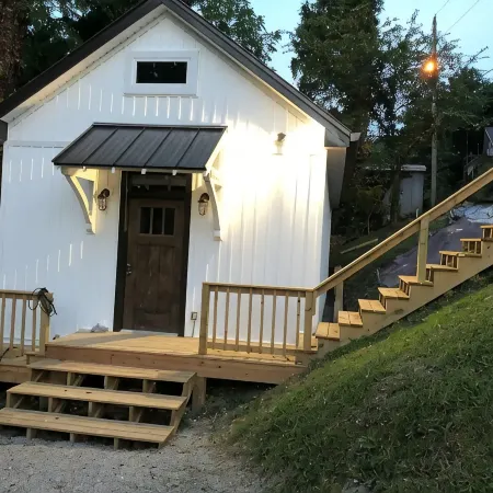 Eagle's Nest Cottage on Center Hill Lake with private path to the water's edge.