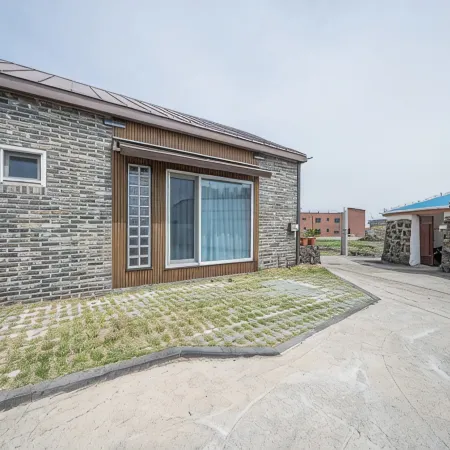 Jeju One Pet-Friendly Private Pension Отели рядом с достопримечательностью «Пляж Джимйонг»