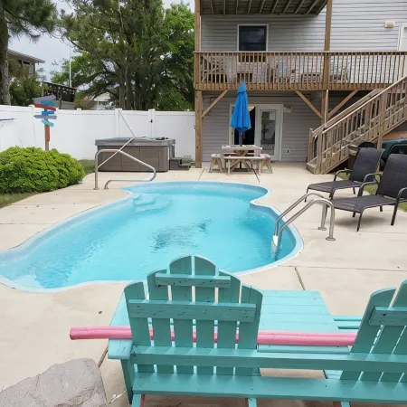 Private Pool🏊‍♂️ Hot Tub⛱ Walk or Bike to Beach🌊Soundview, Privacy Fence