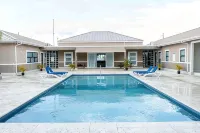 Grand 180° Sea View OceanPointe - piscina
