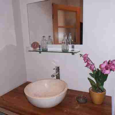 Very bright and quiet apartment overlooking a small shopping square Rooms