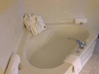 Super 8 by Wyndham Midland - Hot Tub