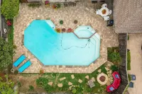 Paradise in Plano-4 bedroom home with pool, spa and jacuzzi suite. - สระว่ายน้ำส่วนตัว