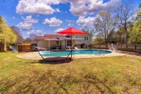 Stylish 5Br Split-Level Spacious Oasis w/Pool, BBQ & Game Room - Private Pools