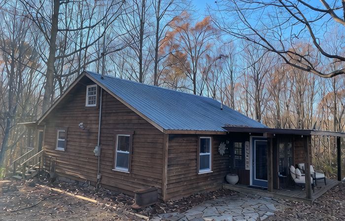 Cozy 2-bedroom cabin on 5 private acres in charming Pegram, TN
