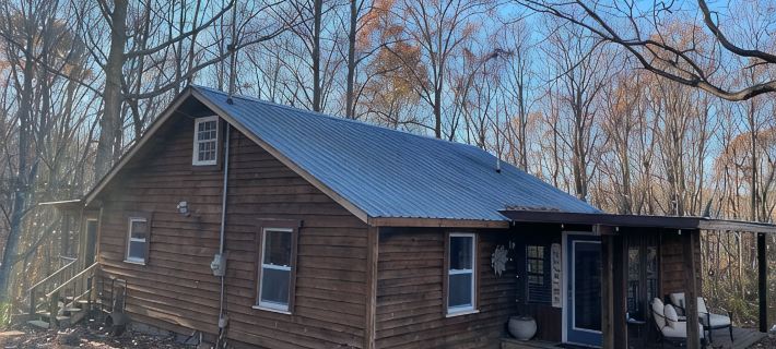 Cozy 2-bedroom cabin on 5 private acres in charming Pegram, TN Hoteles en Condado de Cheatham
